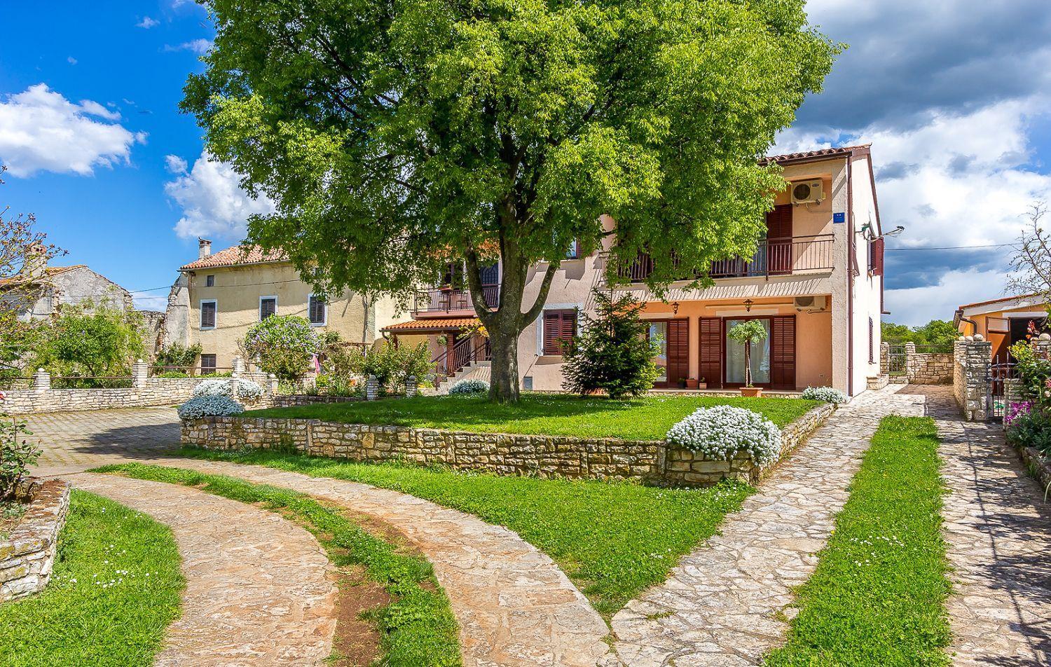 Ferienwohnung Mit Wlan, Klima, Parkplatz, Grill Und Grossem Garten Zum Fussball Spielen Gajana Εξωτερικό φωτογραφία