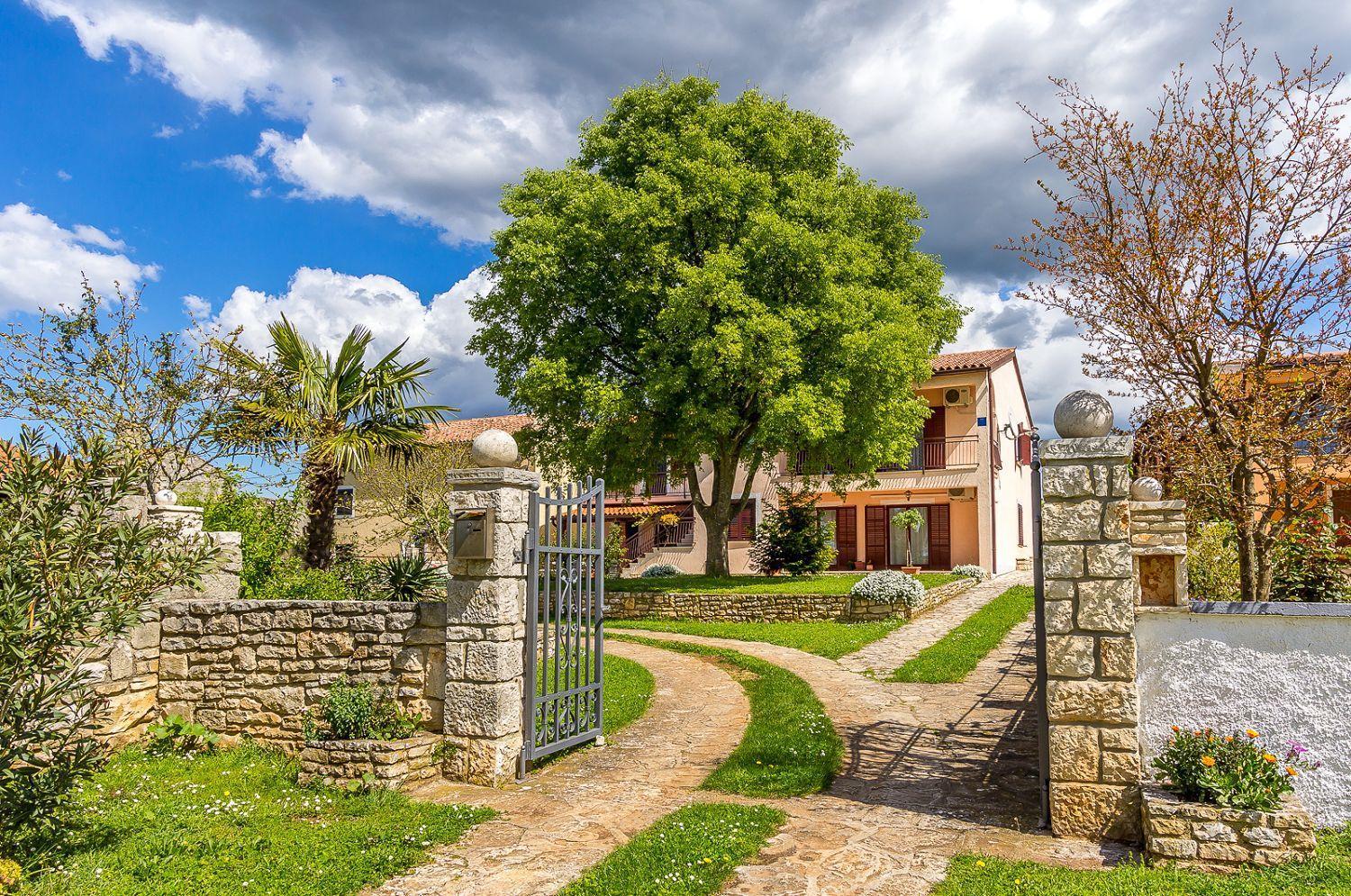Ferienwohnung Mit Wlan, Klima, Parkplatz, Grill Und Grossem Garten Zum Fussball Spielen Gajana Εξωτερικό φωτογραφία