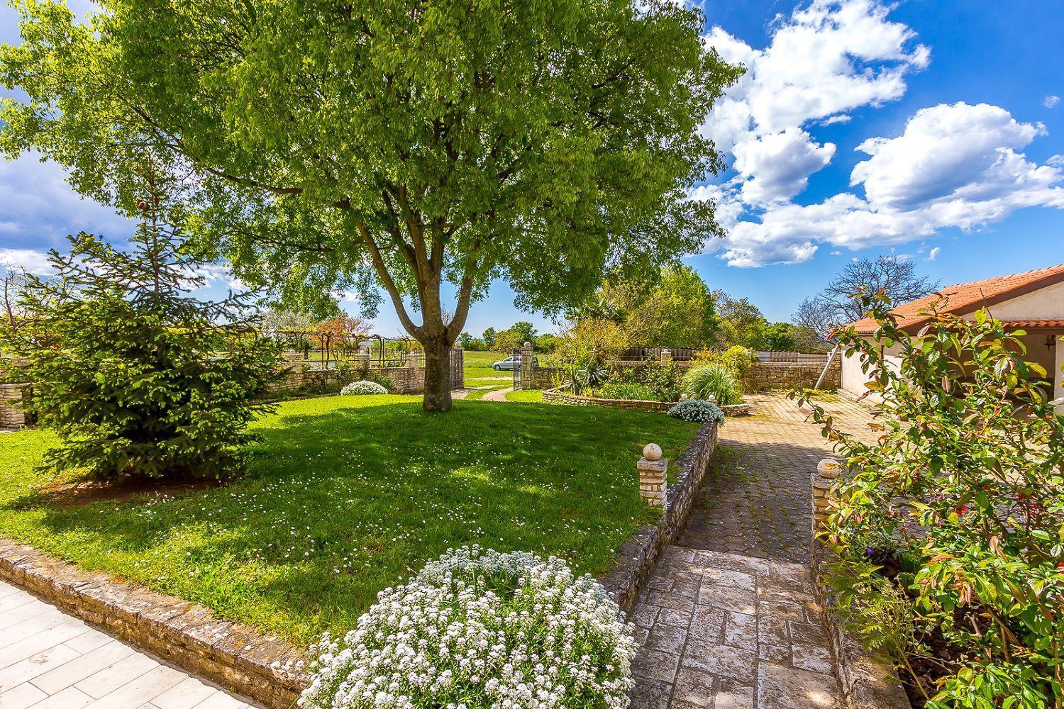 Ferienwohnung Mit Wlan, Klima, Parkplatz, Grill Und Grossem Garten Zum Fussball Spielen Gajana Εξωτερικό φωτογραφία